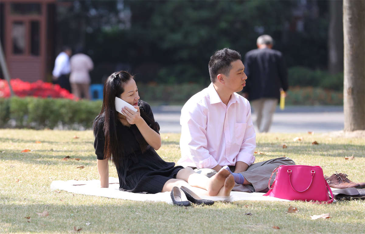 踏青公园街拍系列No.1260 韵妇超薄长丝，这双美脚似乎练过芭蕾 第1套-日更街拍