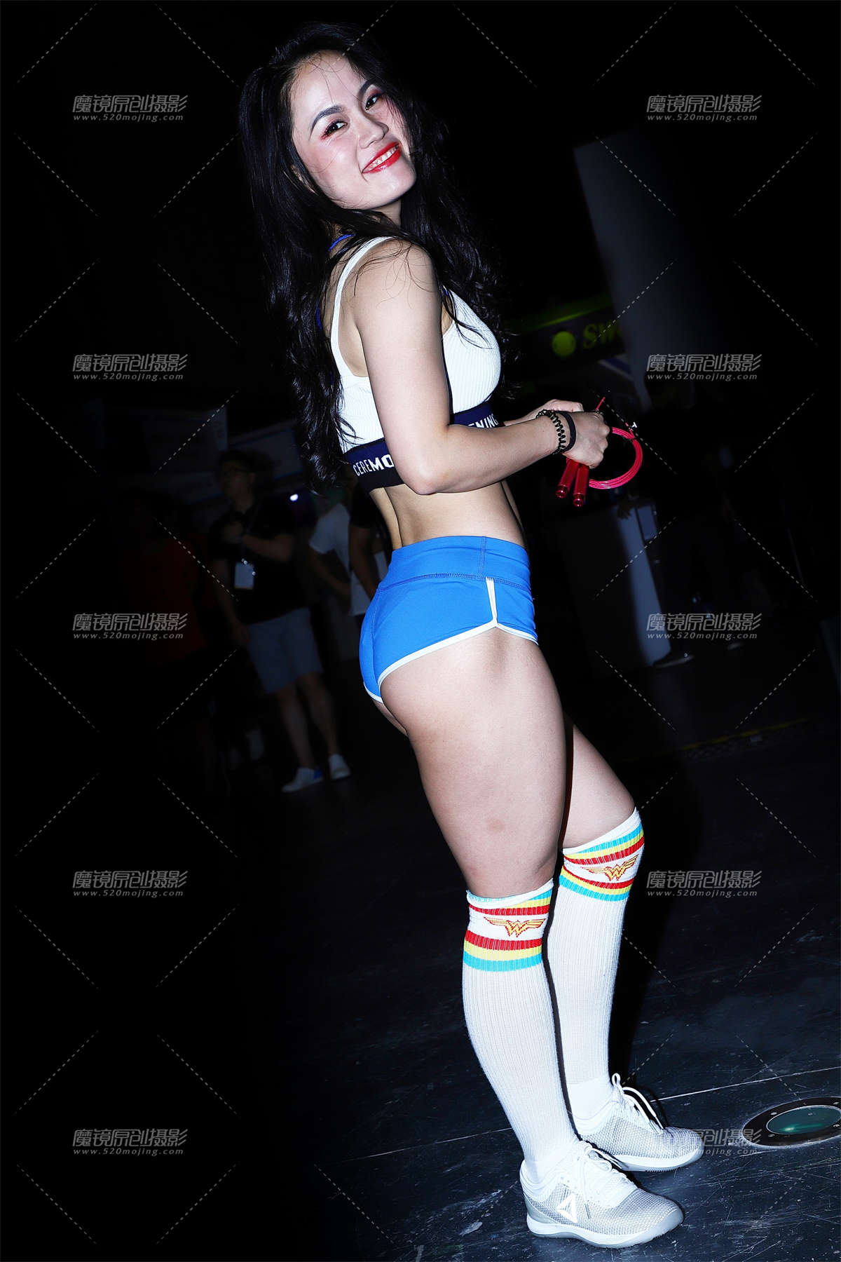 跳绳的女孩-日更街拍