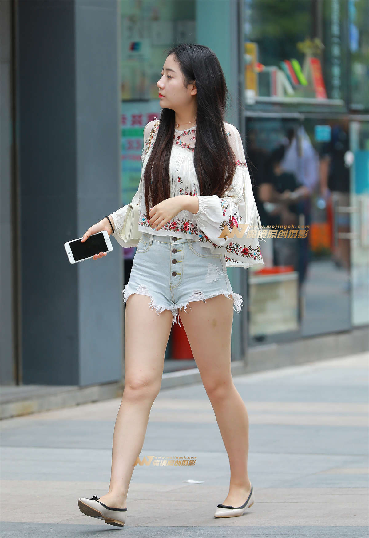 【视觉冲击赛帖】热裤大白腿 美眉-日更街拍