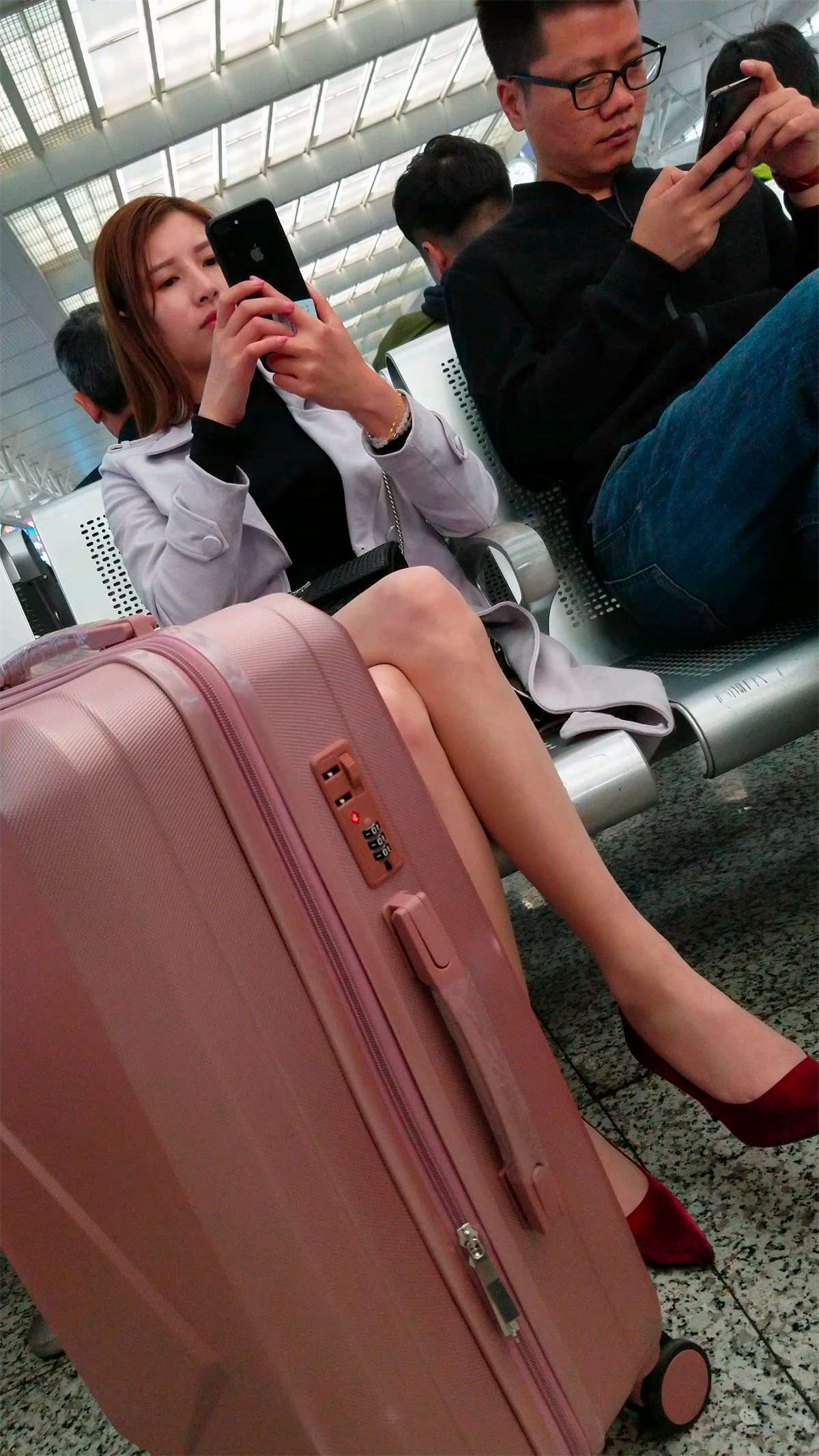 图片[2]-大长腿高跟美姐候车室里玩自拍-日更街拍