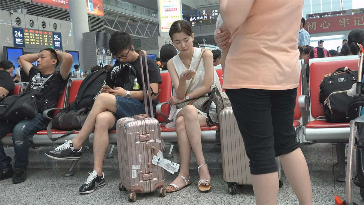 图片[2]-候车室的仙女小姐姐的绝美脸蛋和白嫩美足-日更街拍