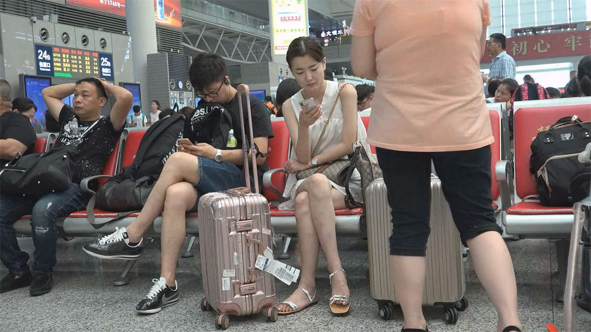 候车室的仙女小姐姐的绝美脸蛋和白嫩美足-日更街拍