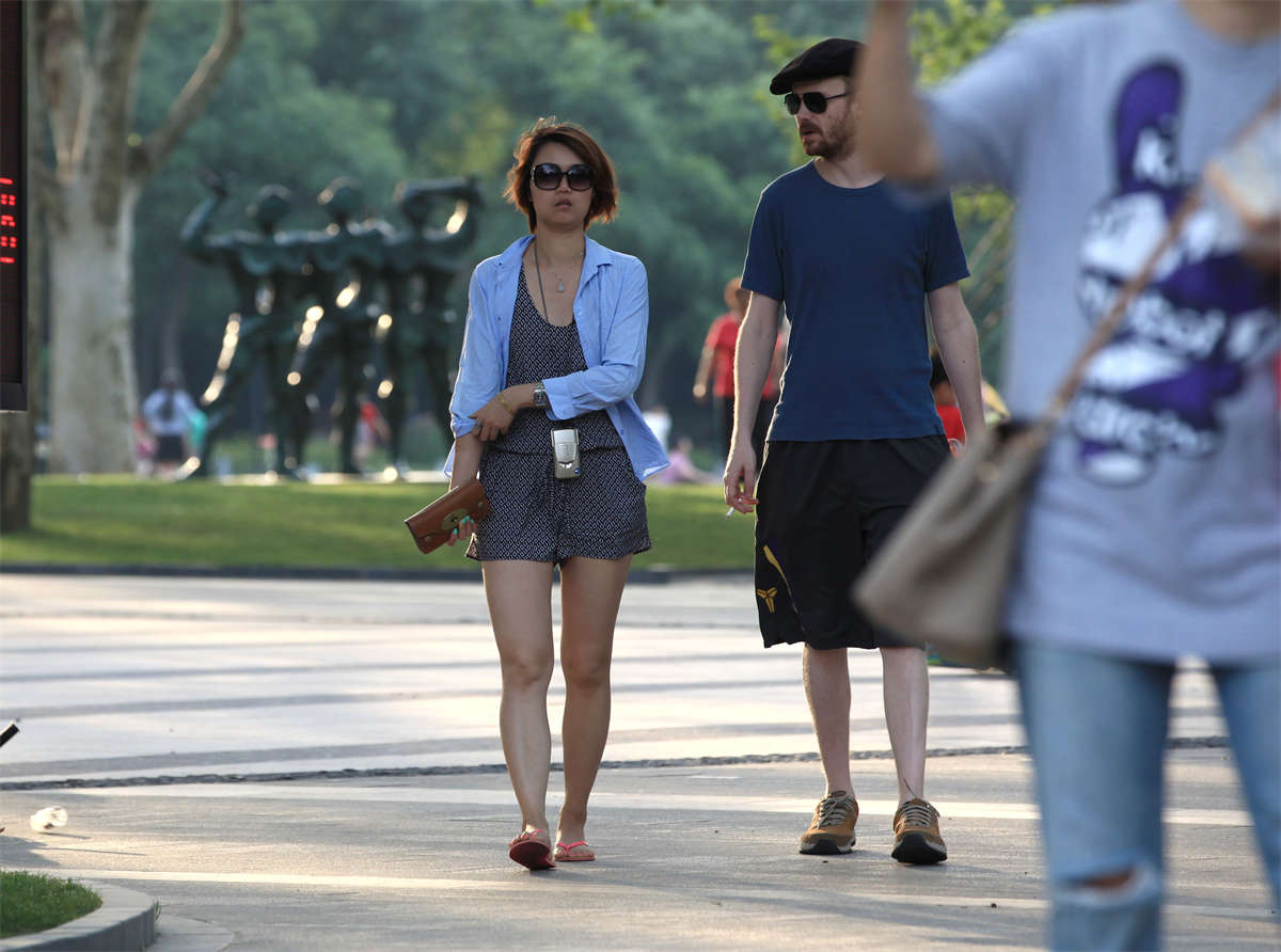 图片[2]-踏青公园街拍系列No.997 女孩侧卧草地，搞的我都有些不好意思太靠近-日更街拍