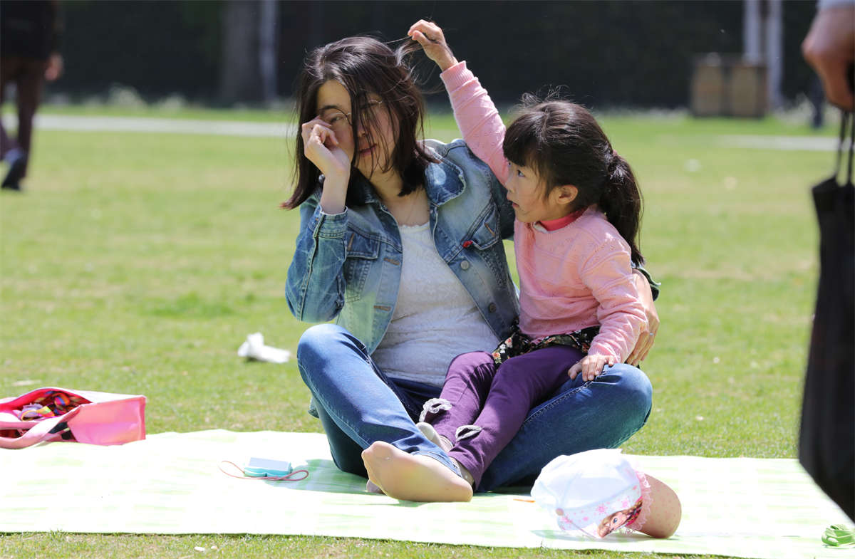 图片[2]-踏青公园街拍系列No.1068 简直不敢相信，文静的美足少妇，最后睡成了四仰八叉 第2套-日更街拍