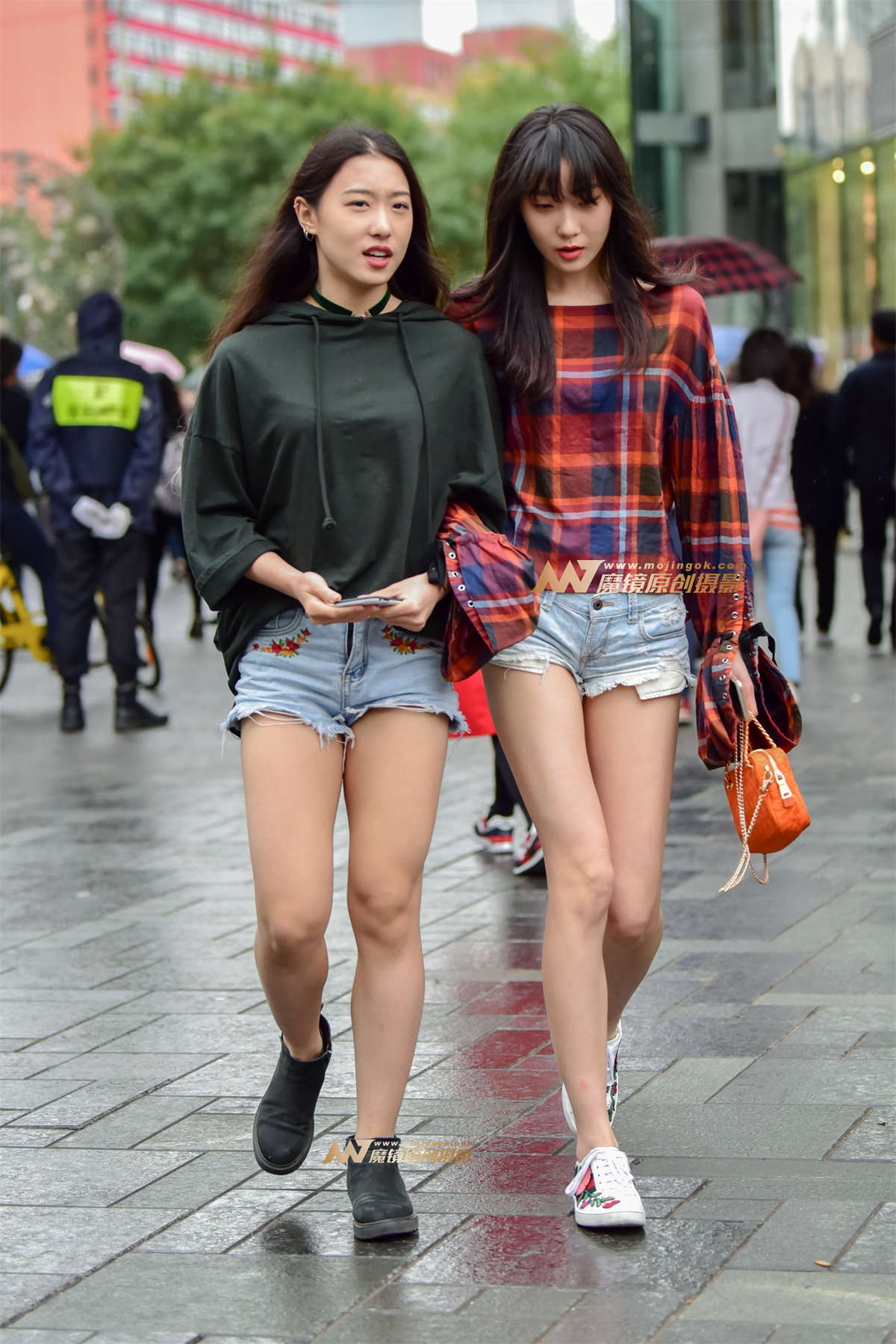 秋雨中的热裤小姐妹-日更街拍