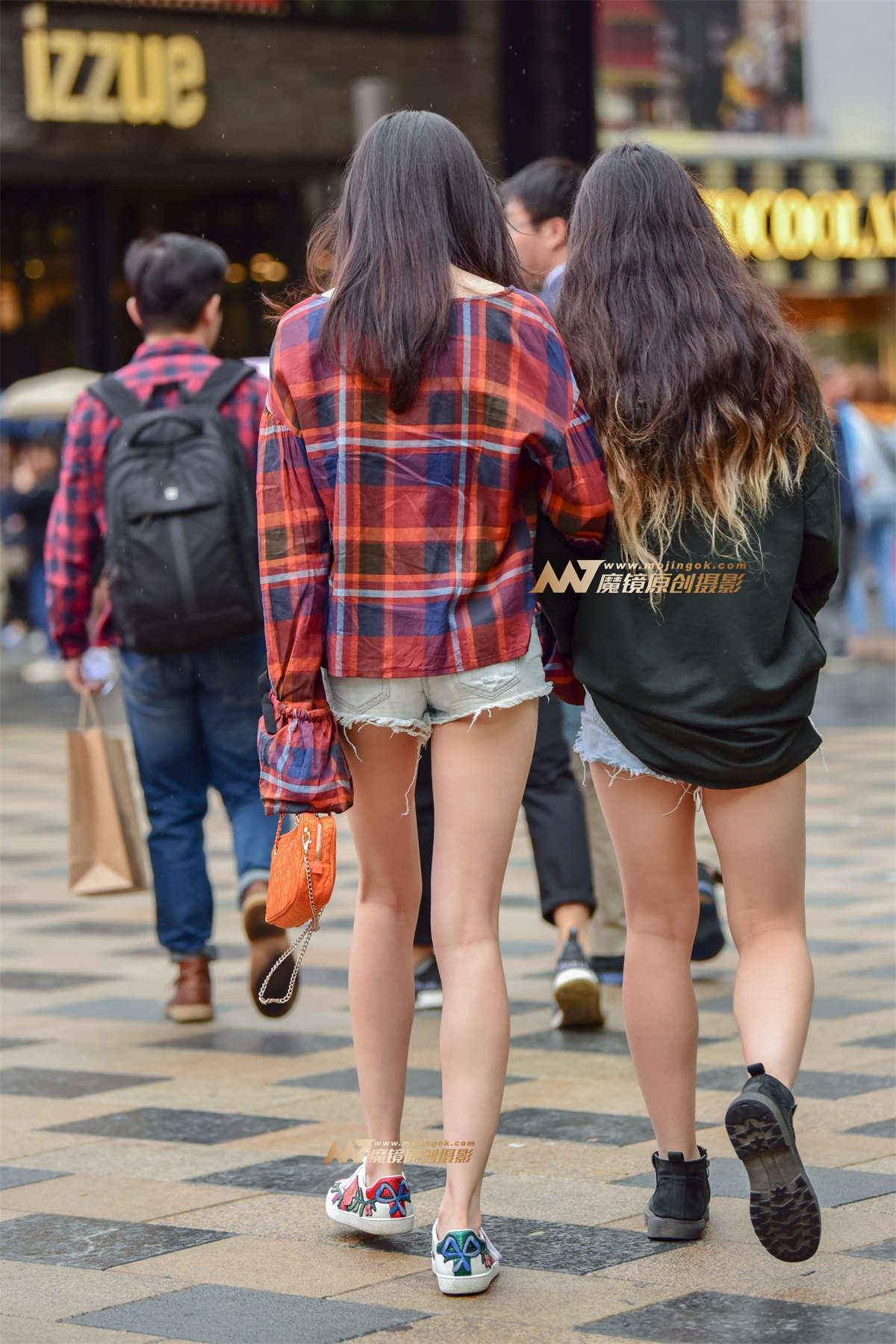 图片[2]-秋雨中的热裤小姐妹-日更街拍