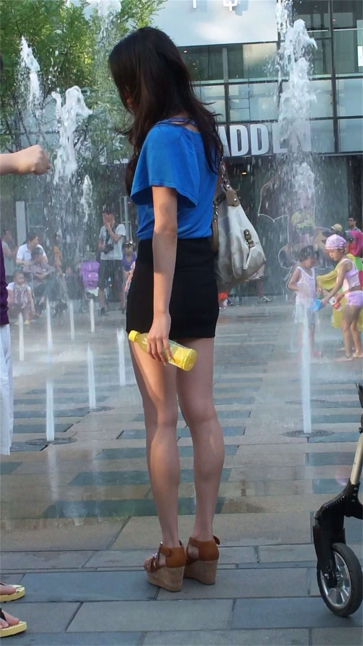 图片[2]-黑色包臀裙美腿美臀正妹-日更街拍