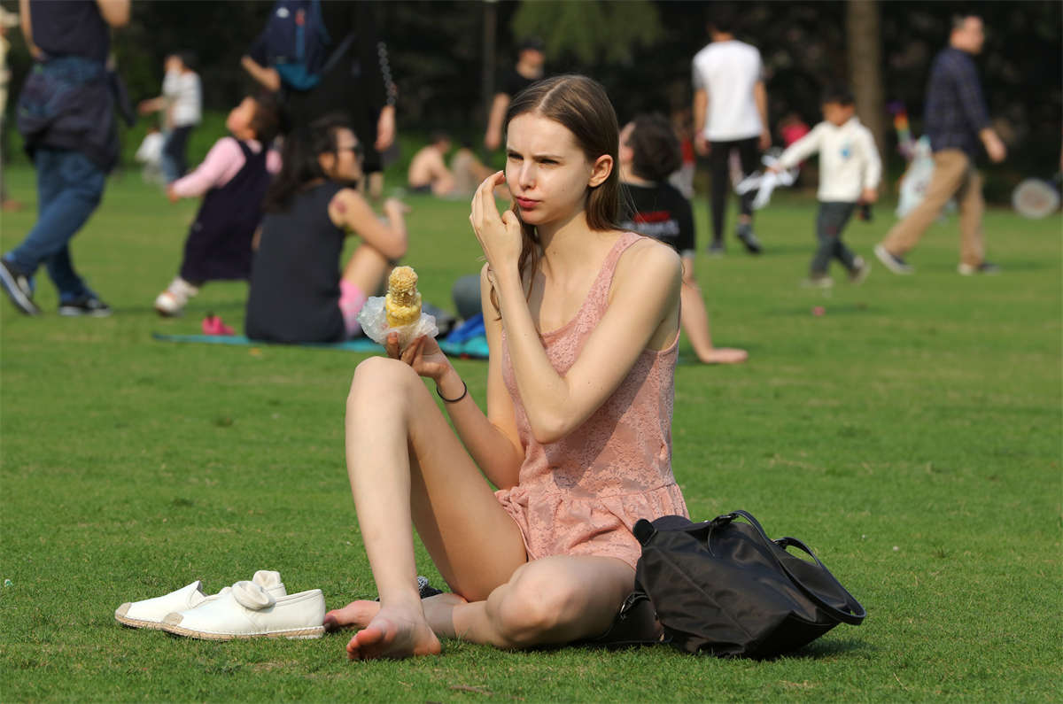 图片[2]-踏青公园街拍系列No.1261 东欧范金发美少女盘腿啃玉米的样子都能迷倒你-日更街拍