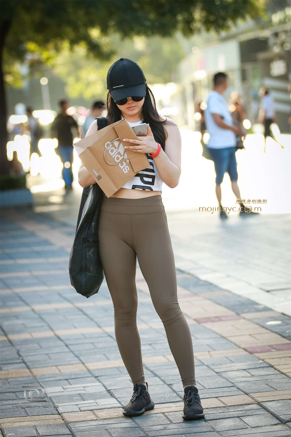 极品翘臀肉欲紧绷瑜伽T裤-日更街拍