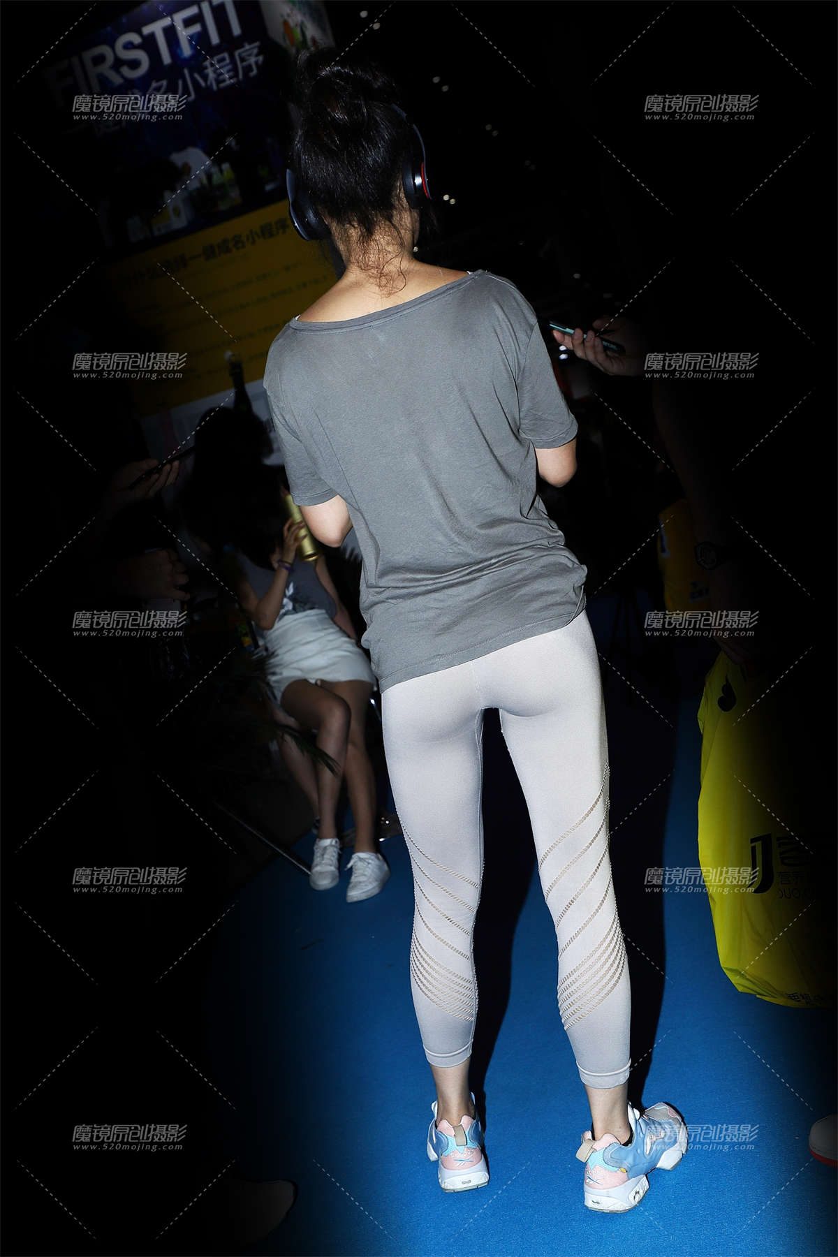 听音乐的灰色系运动女孩插图1