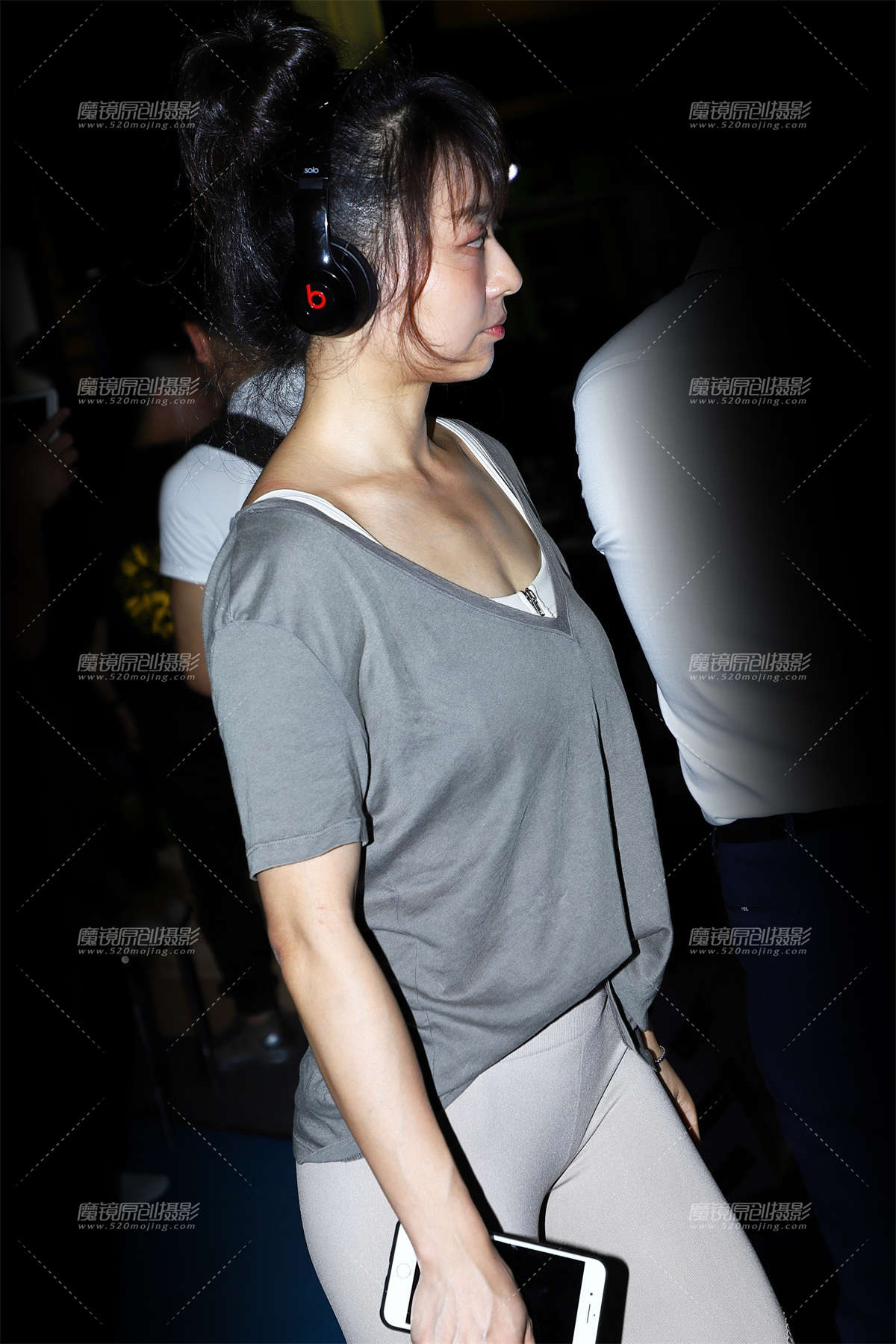 听音乐的灰色系运动女孩-日更街拍