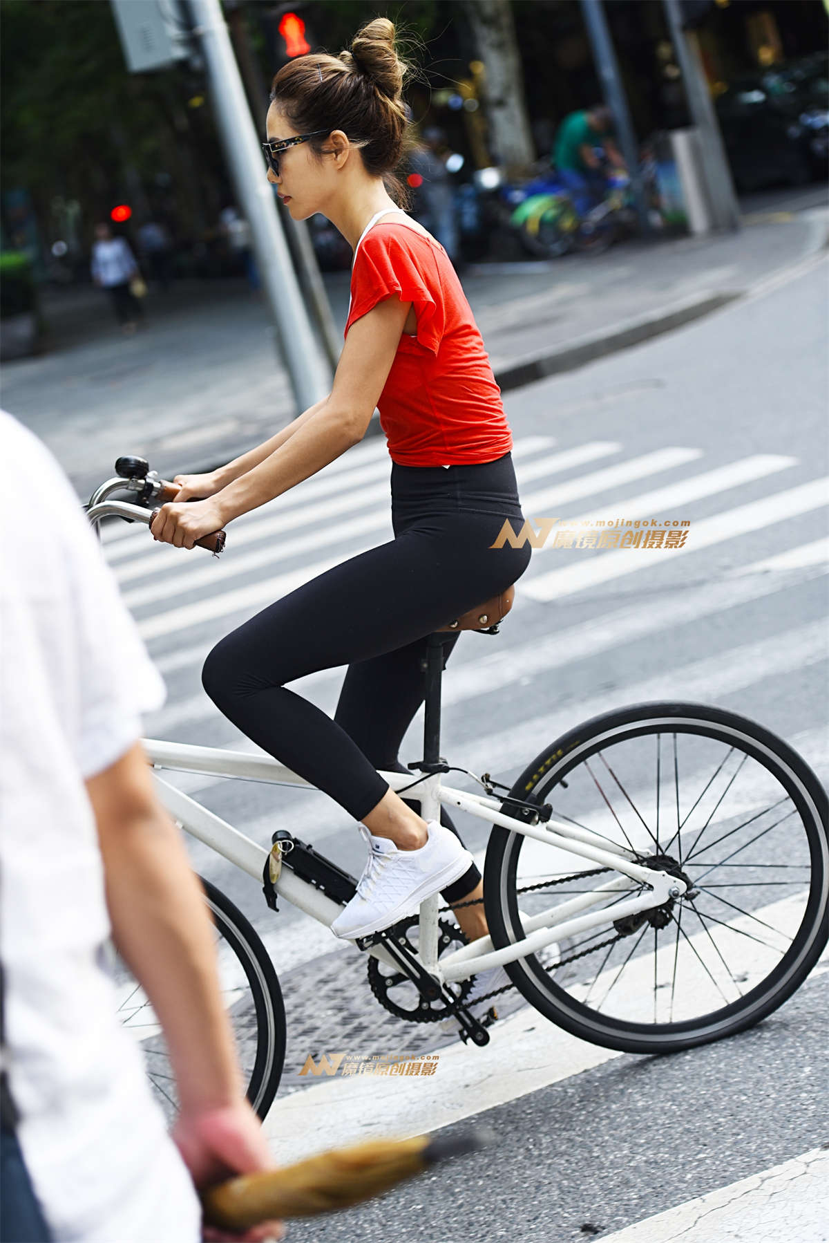 穿梭车流中的紧身裤-日更街拍