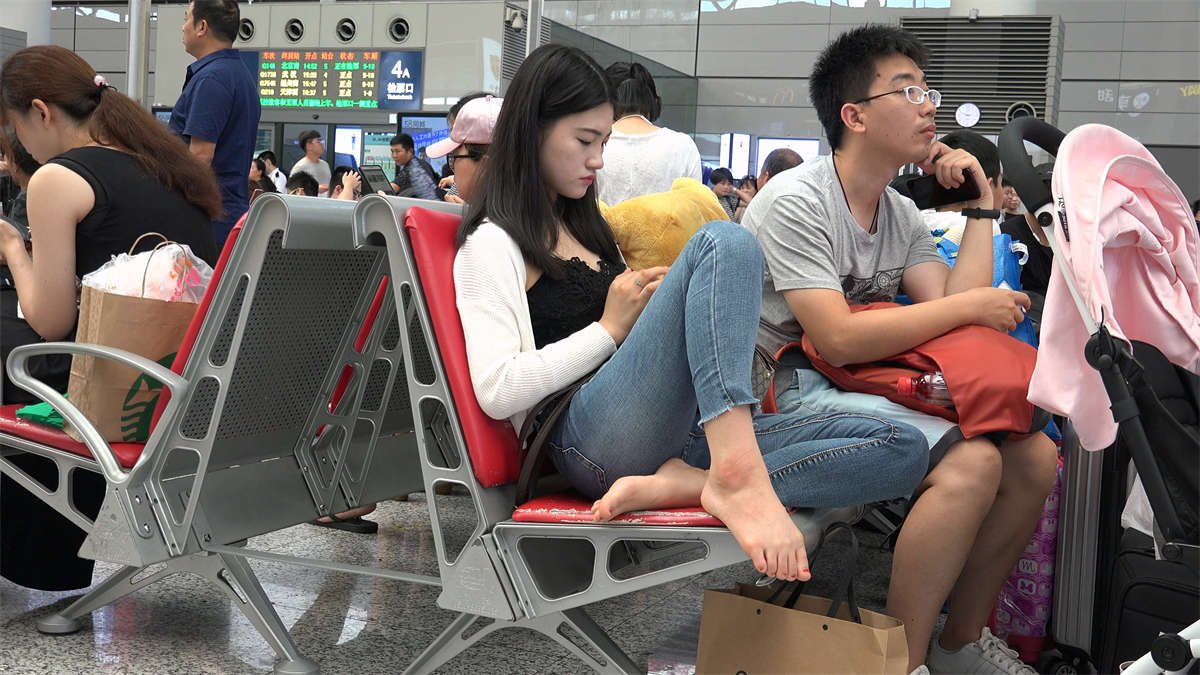 图片[2]-长发美女的素足-日更街拍