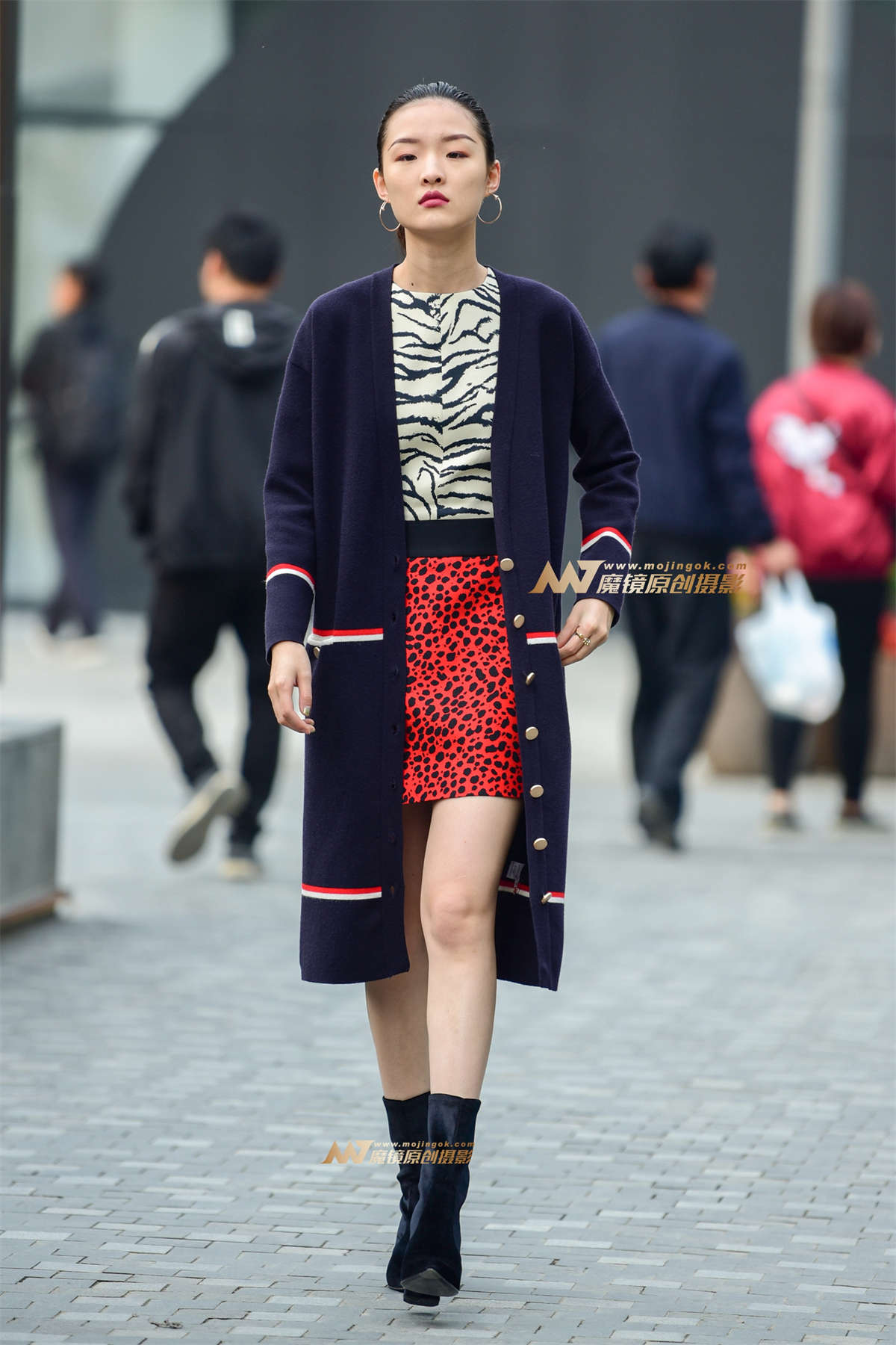 身材高挑的气质女郎-日更街拍