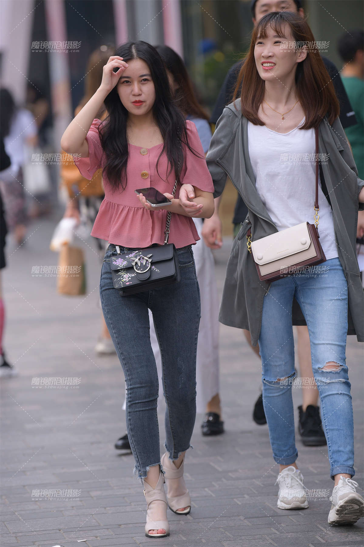 【街拍之魂赛帖】紧致浑圆翘臀牛仔妹-日更街拍