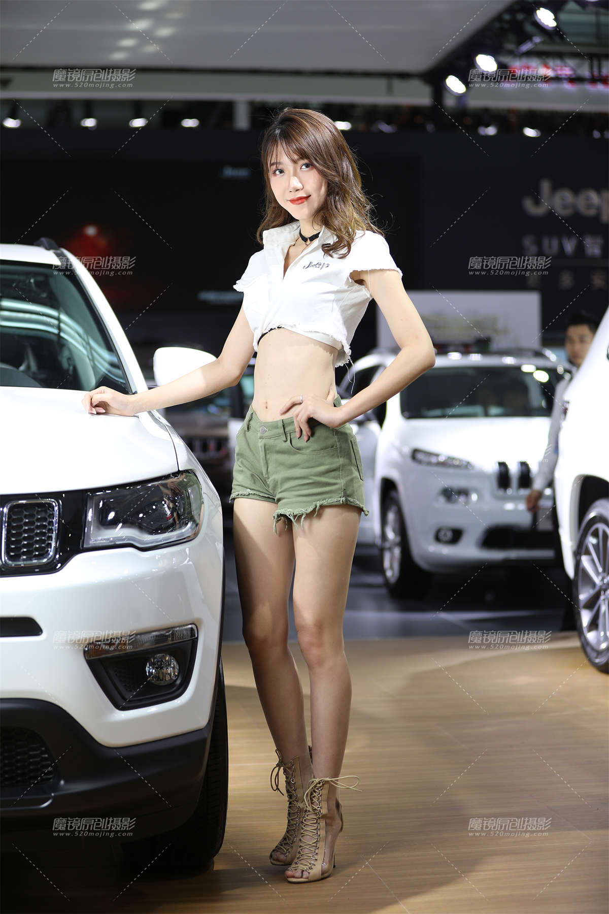 热款大长腿漂亮车模-日更街拍