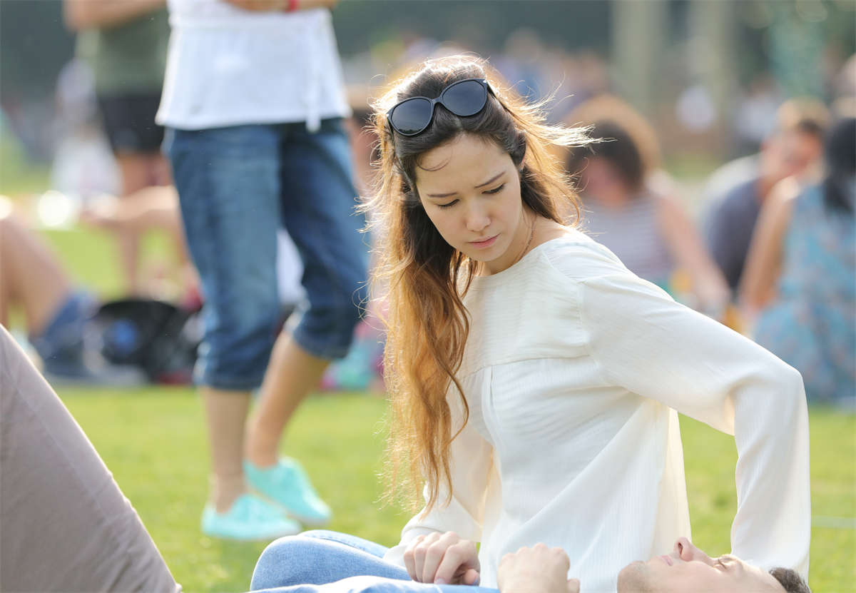 图片[2]-踏青公园街拍系列No.998 女孩清新可人，还有雪肌长趾，没有不看的道理-日更街拍