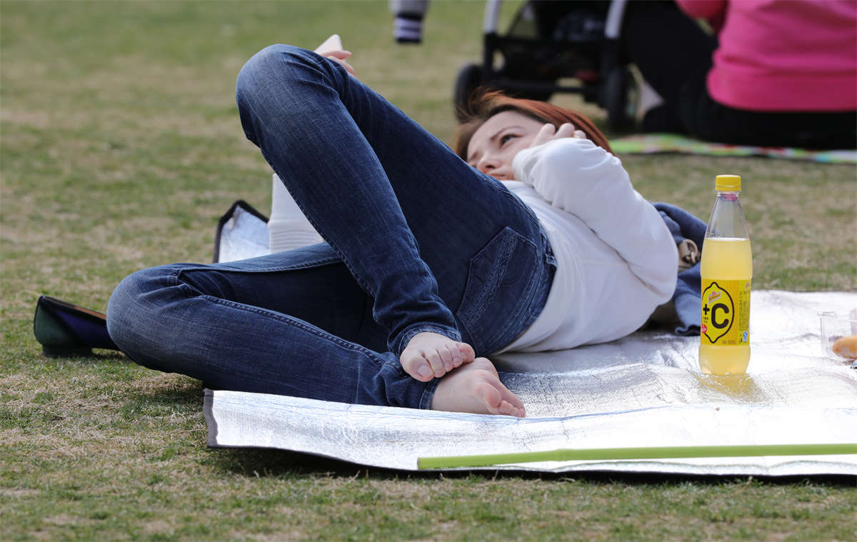 图片[2]-踏青公园街拍系列No.1069 精品少妇总是撩拨人心，雪肌素足让人过目难忘 第1套-日更街拍