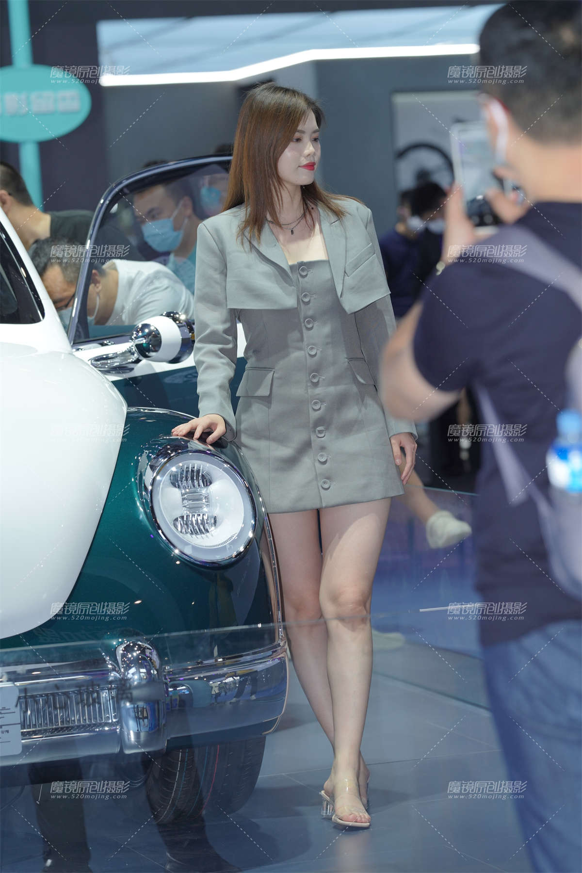 逛车展的美女-日更街拍