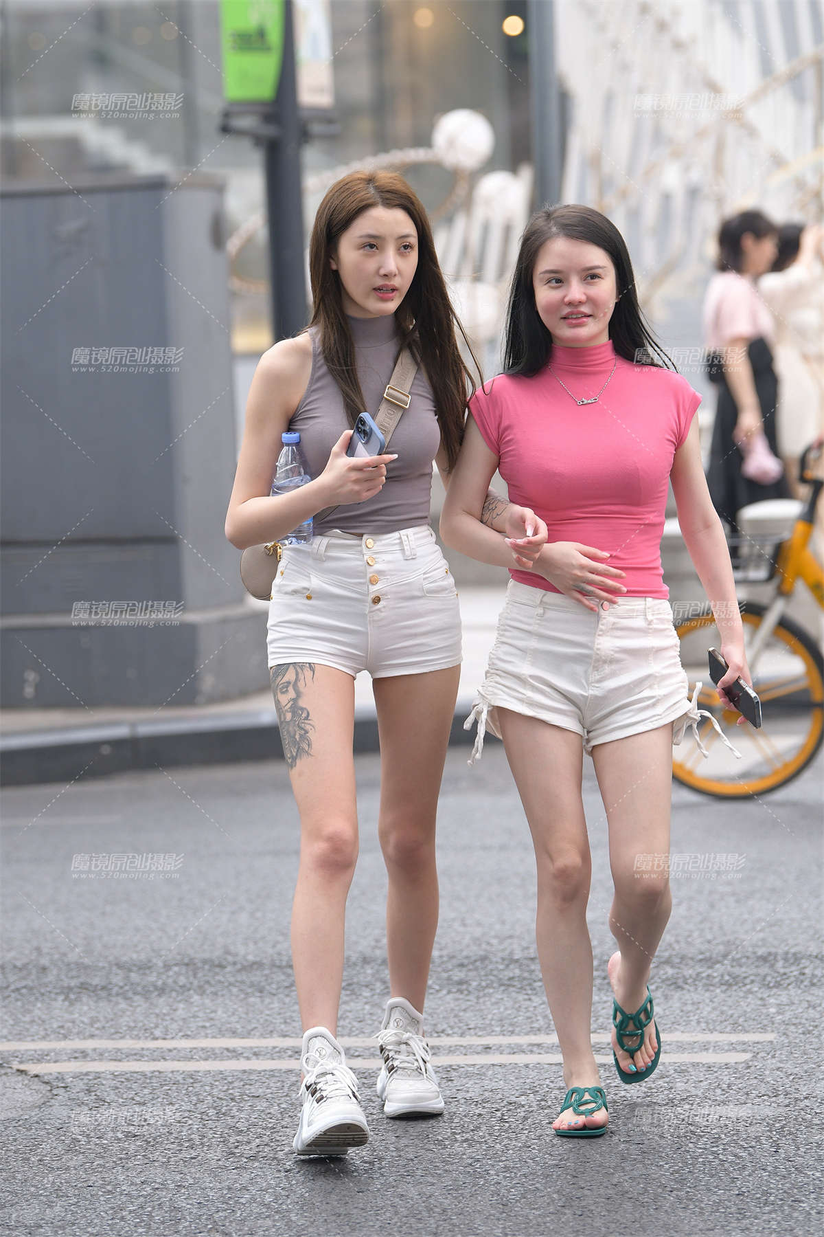 紧致白热裤大长腿-日更街拍