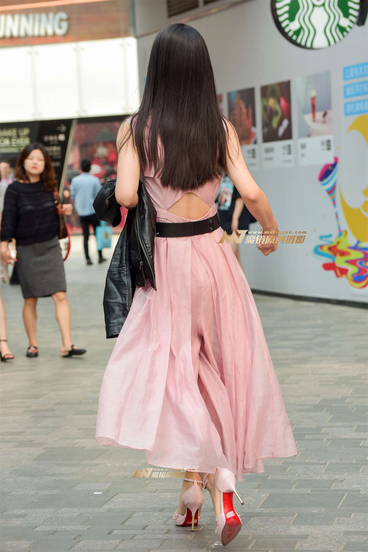 图片[2]-身材高挑的长裙气质美女-日更街拍