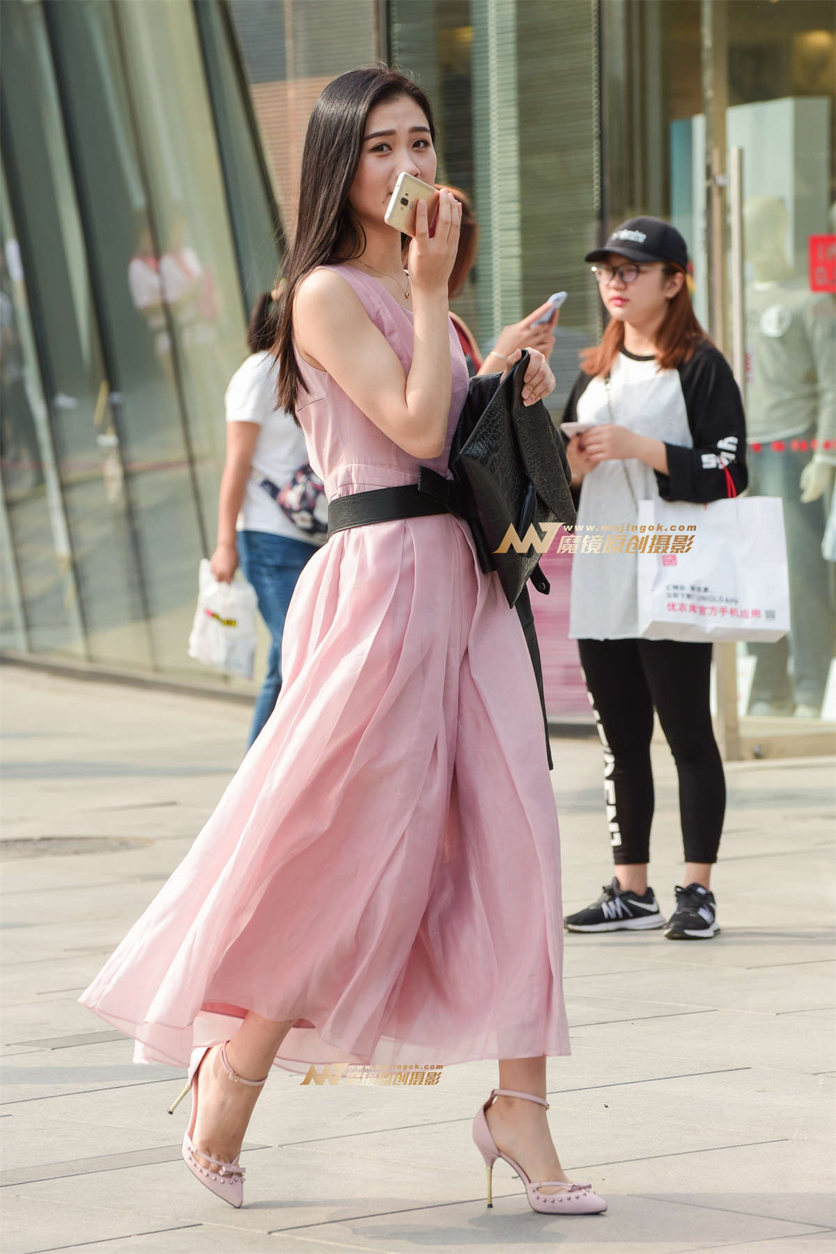 身材高挑的长裙气质美女-日更街拍