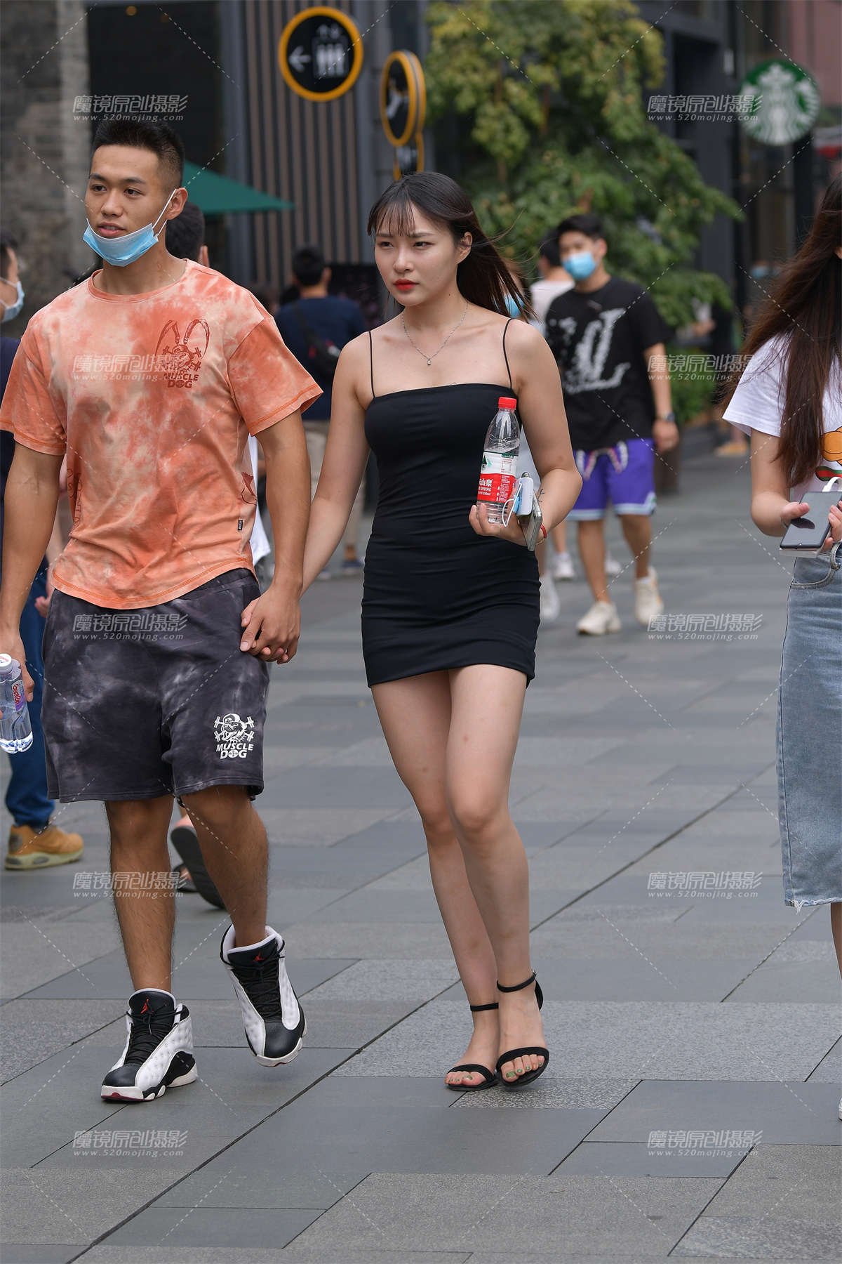 她今天穿裙装，你还认得她吗-日更街拍
