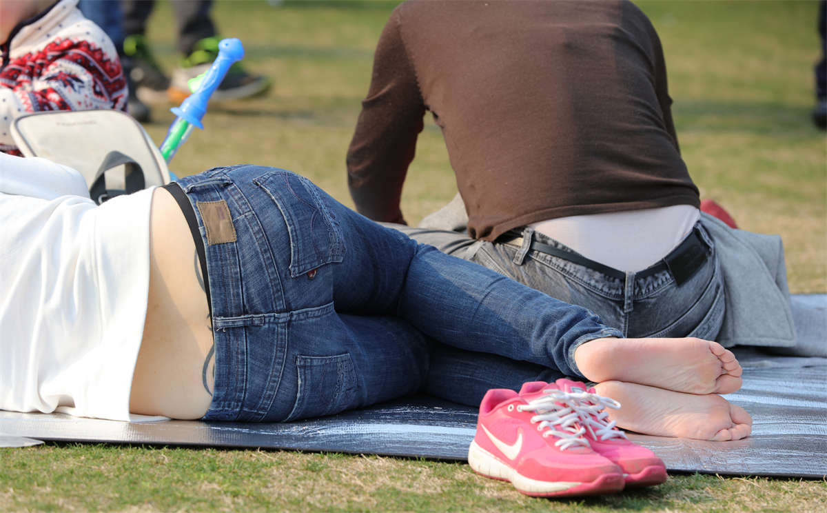 图片[2]-踏青公园街拍系列No.1070 精品少妇总是撩拨人心，雪肌素足让人过目难忘 第3套-日更街拍