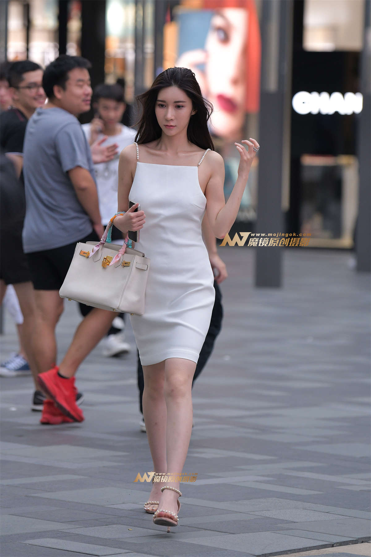 【红石赛帖】傍晚逛街的白裙美女-日更街拍