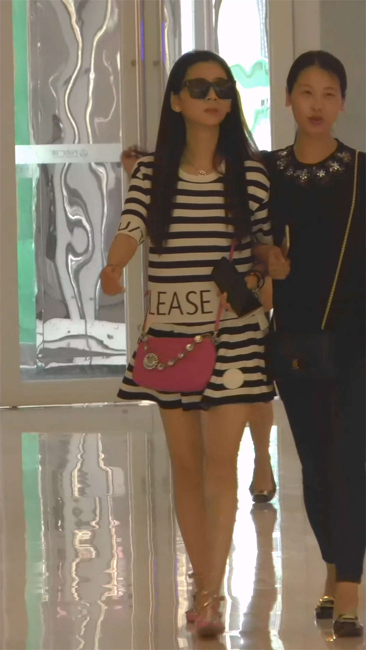 图片[2]-街拍带墨镜的美腿少妇-日更街拍