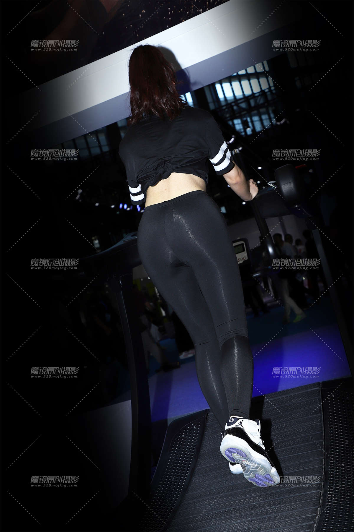 一组黑衣跑步器展示showgirl插图1