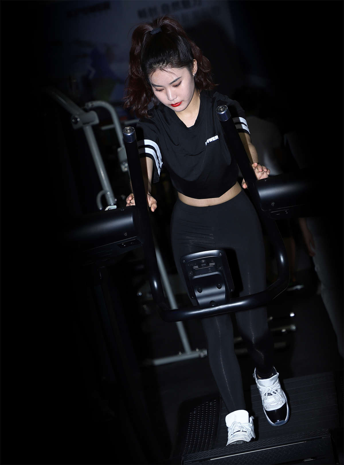 一组黑衣跑步器展示showgirl-日更街拍