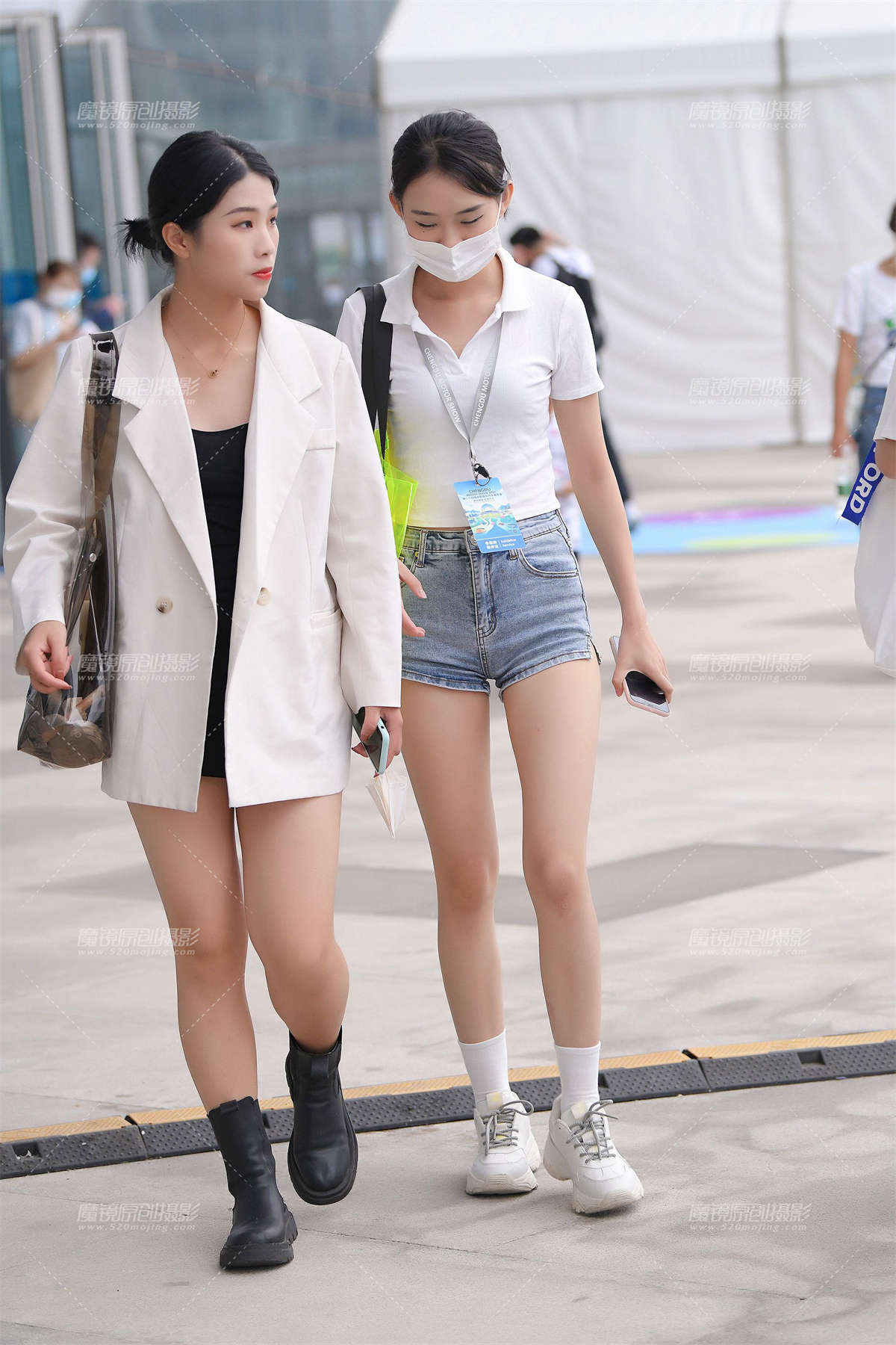 热裤美腿女孩-日更街拍