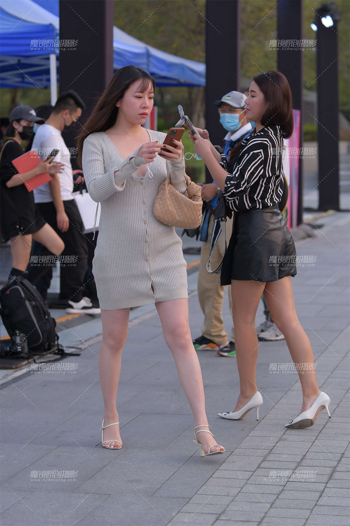 她这肌肤真嫩白~又性感-日更街拍