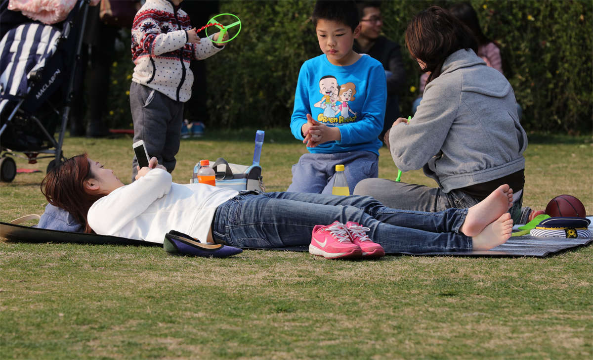 图片[2]-踏青公园街拍系列No.1071 精品少妇总是撩拨人心，雪肌素足让人过目难忘 第2套-日更街拍