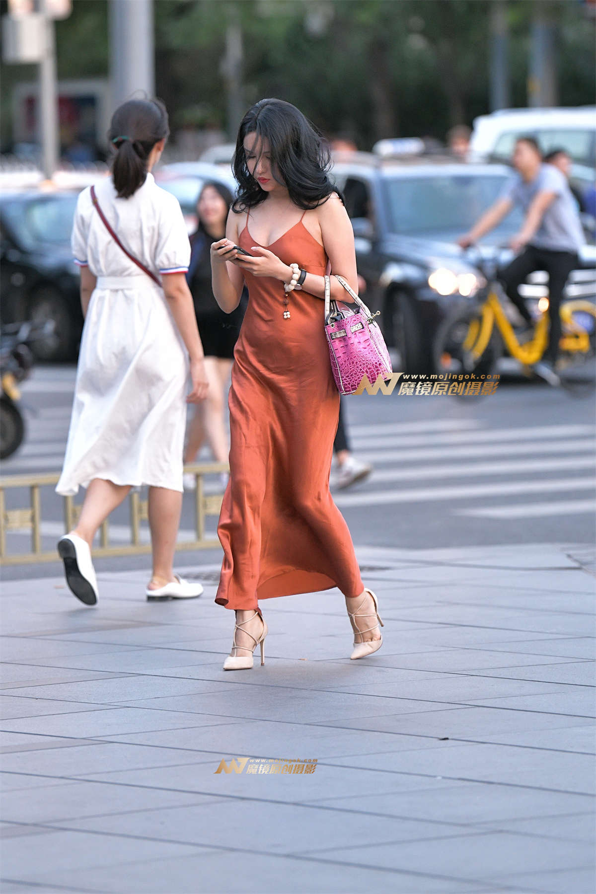 图片[2]-【红石赛帖】傍晚逛街的气质少妇-日更街拍