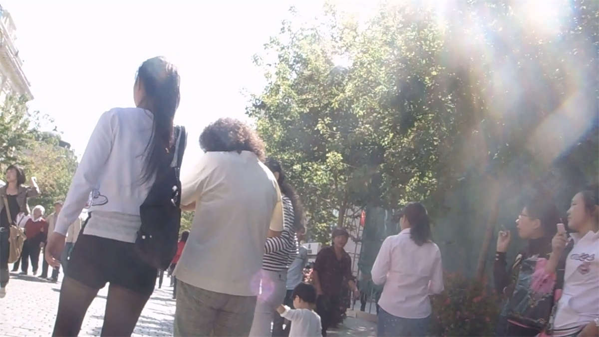 图片[2]-黑丝+超短裤MM-日更街拍