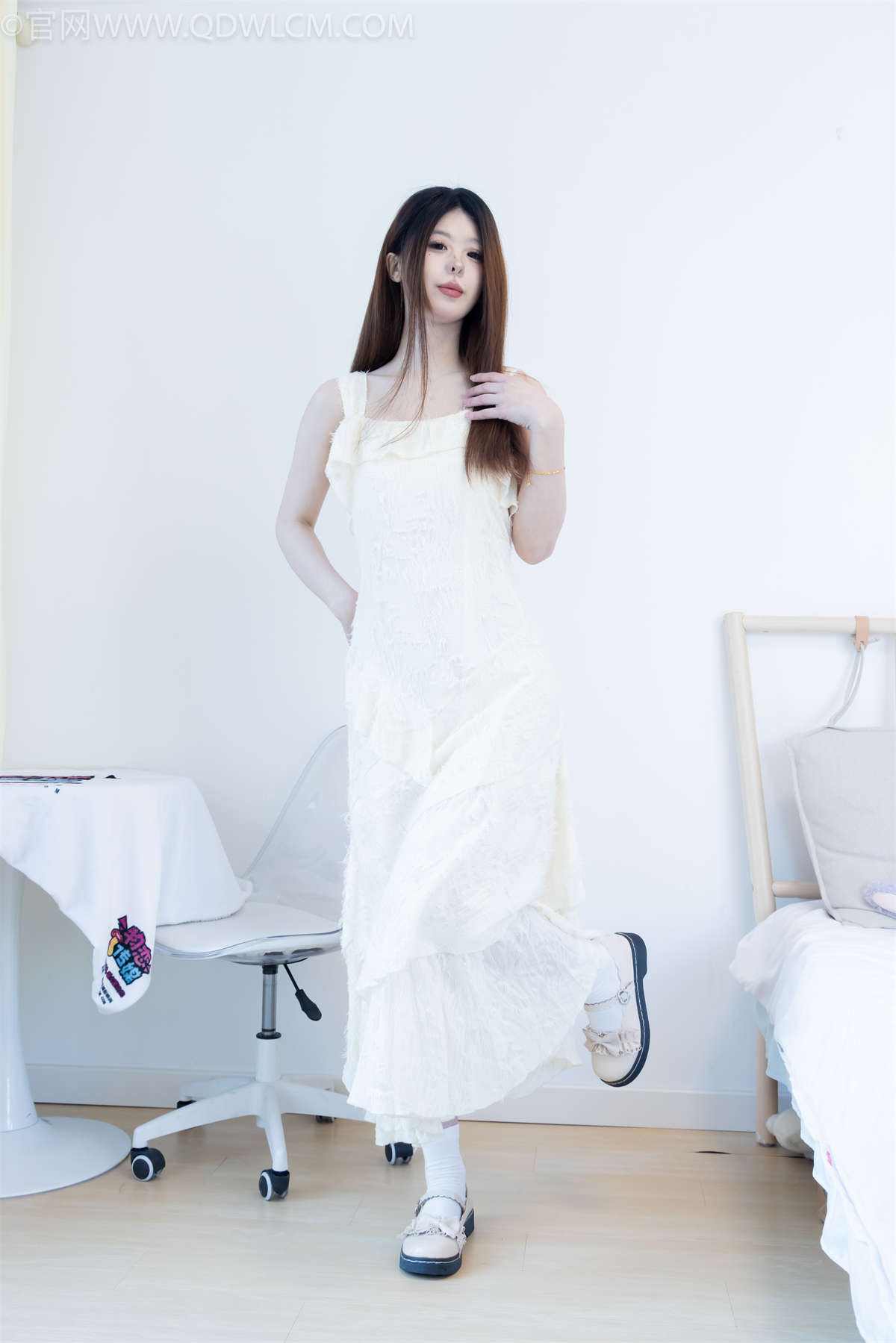 物恋传媒 NO.2281 曲奇-皮鞋、白棉袜、裸足-日更街拍