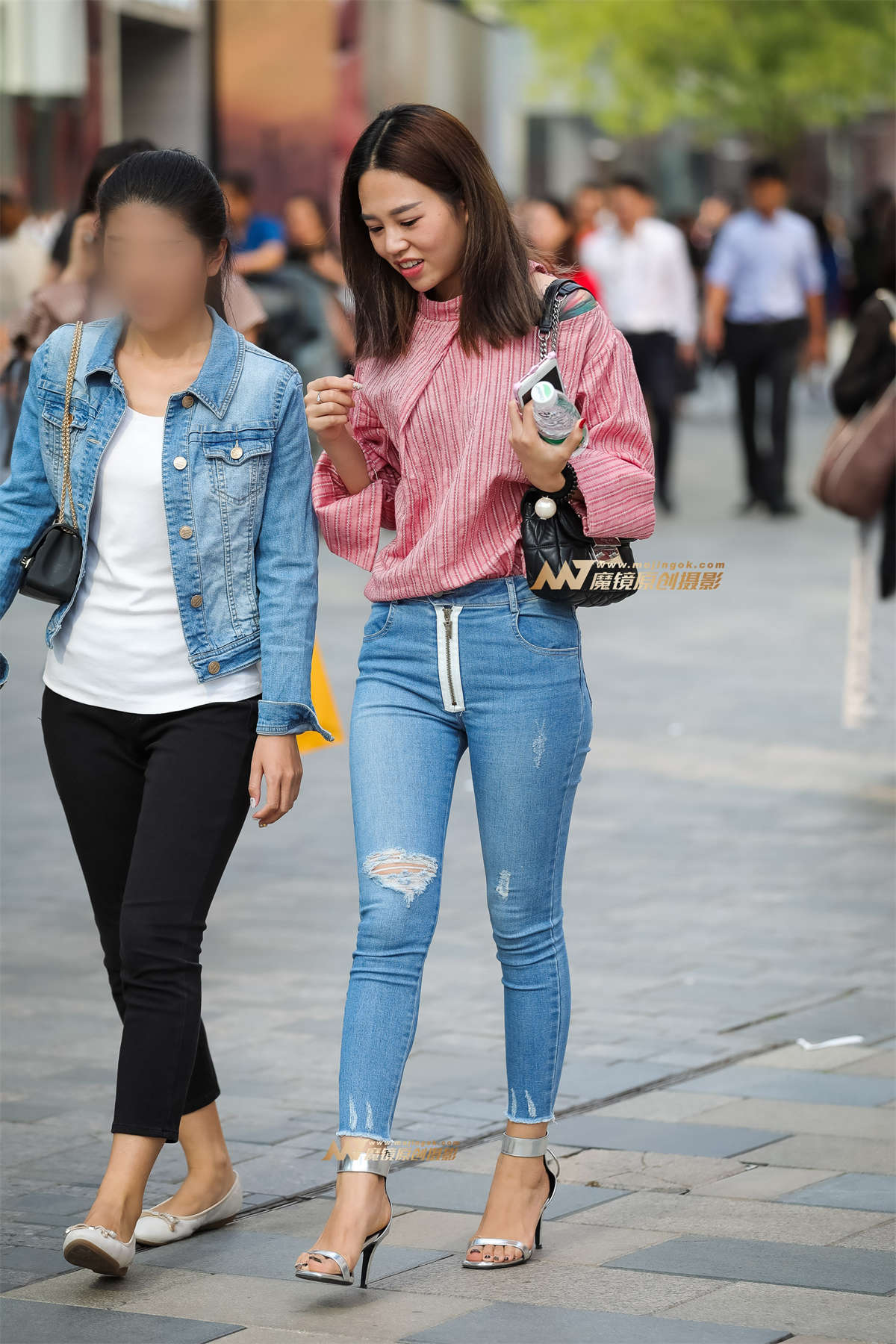 紧身牛仔勾勒下的美腿少妇-日更街拍