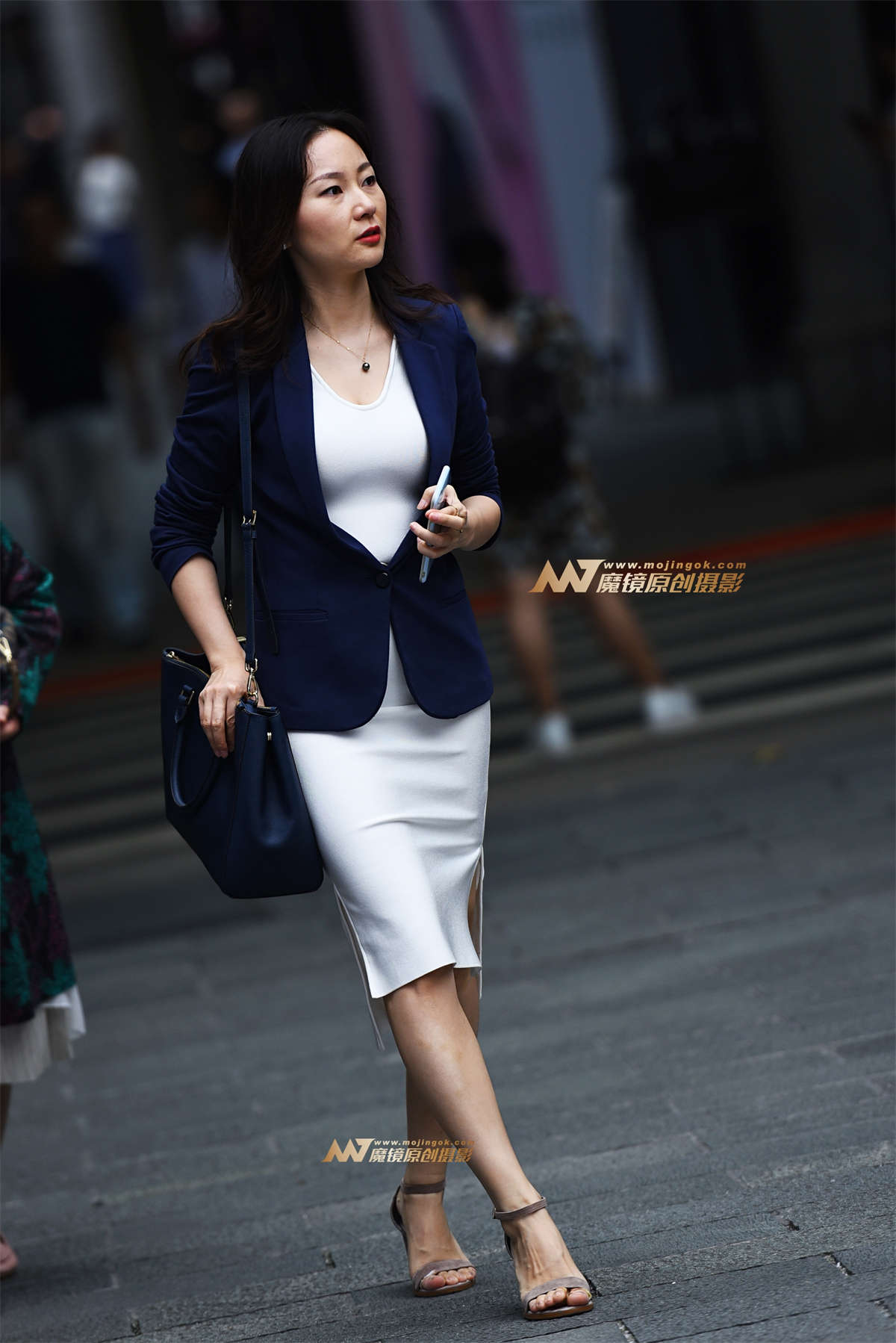 逛街中的少妇-日更街拍