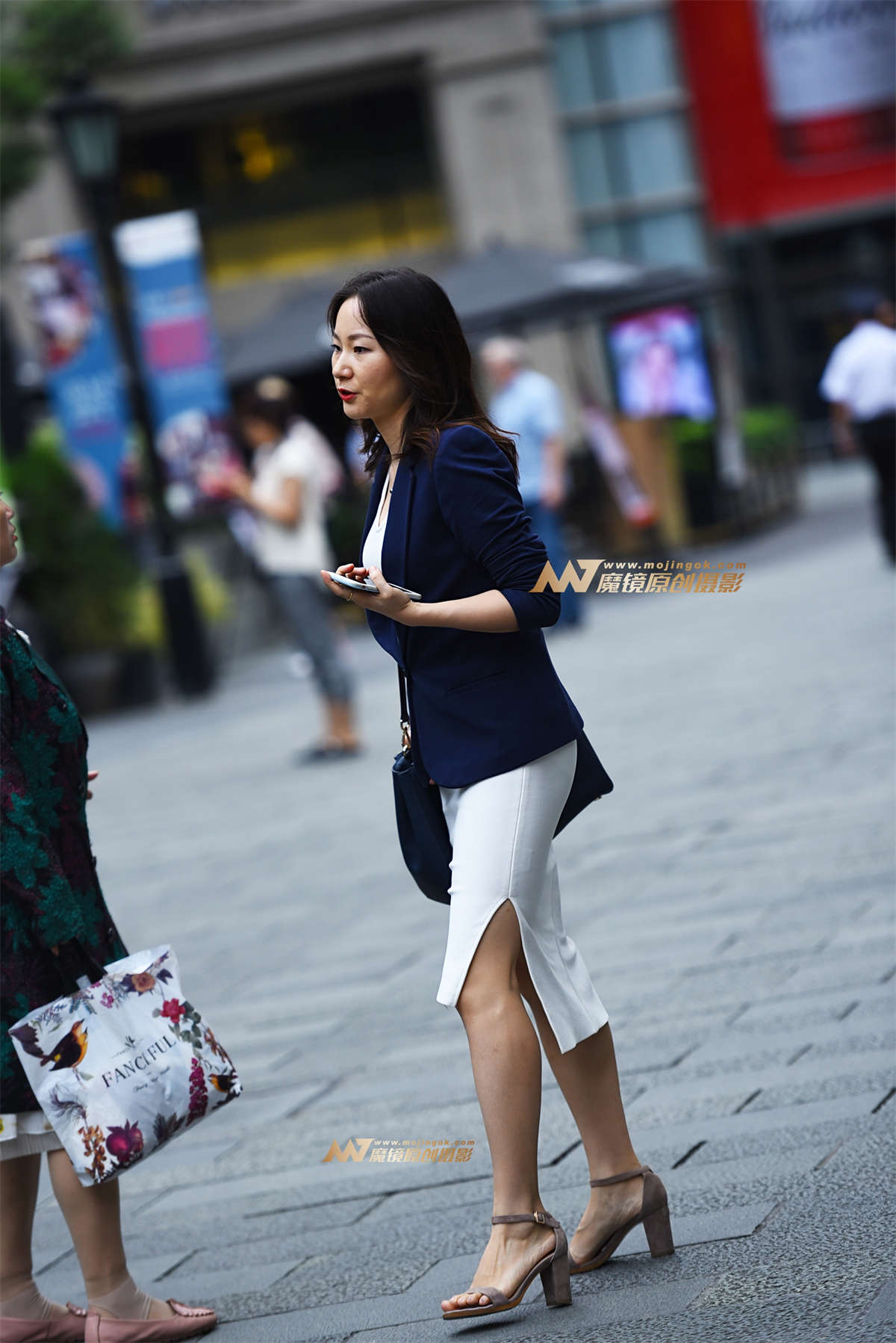 图片[2]-逛街中的少妇-日更街拍