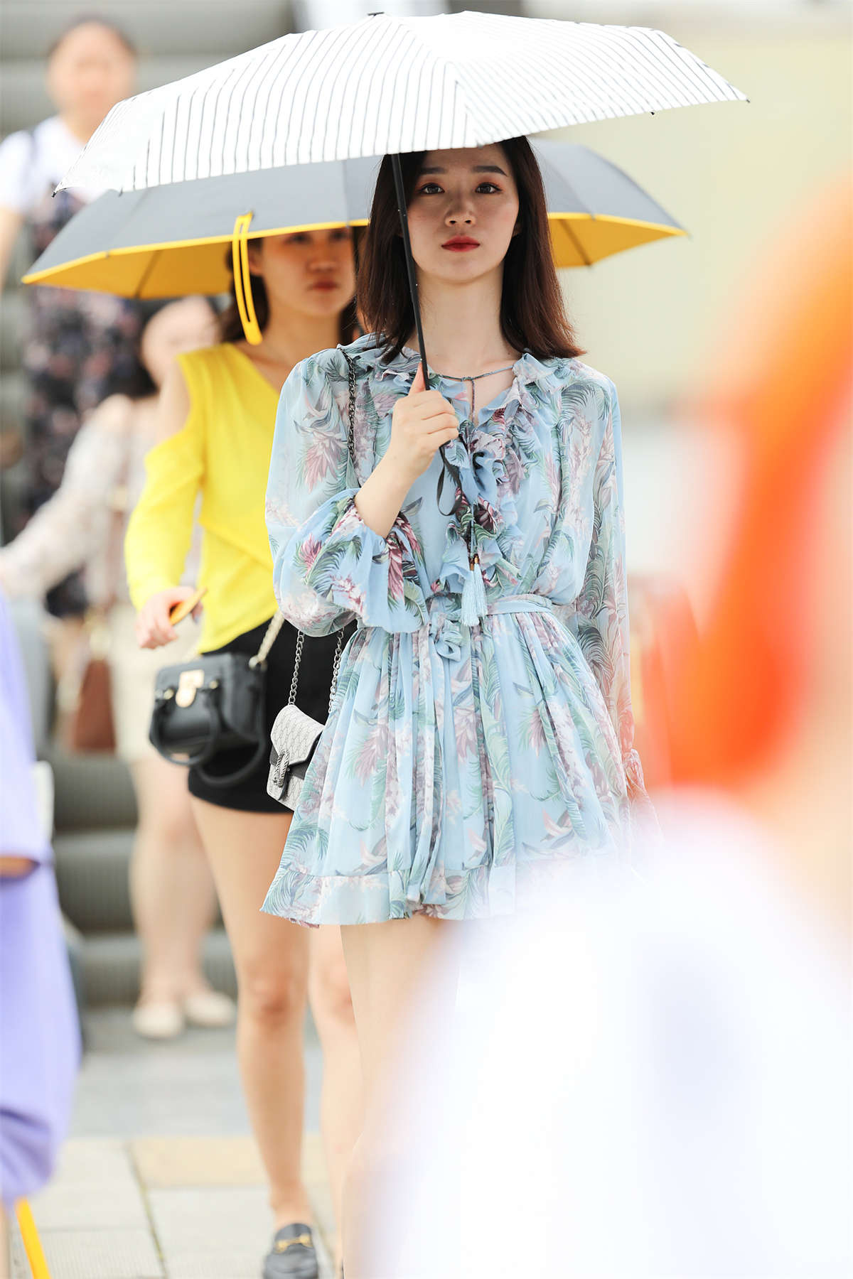 雨伞下的碎花短裙-日更街拍