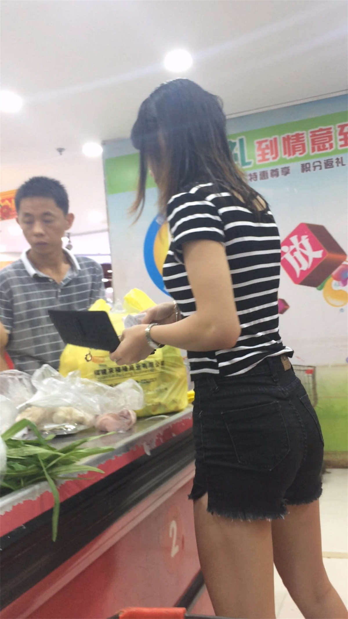 图片[2]-超市购物的黑色热裤圆润翘臀漂亮妹子-日更街拍