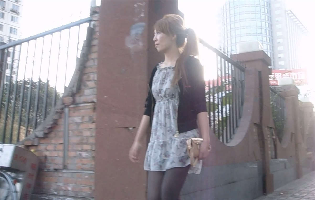 图片[2]-黑丝+长靴+裙子 MM打扮很有特点-日更街拍