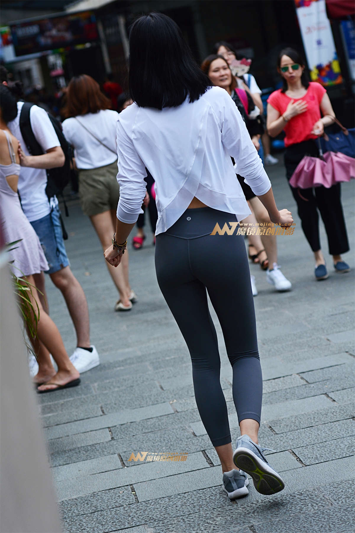 图片[2]-街上灰色紧身裤-日更街拍