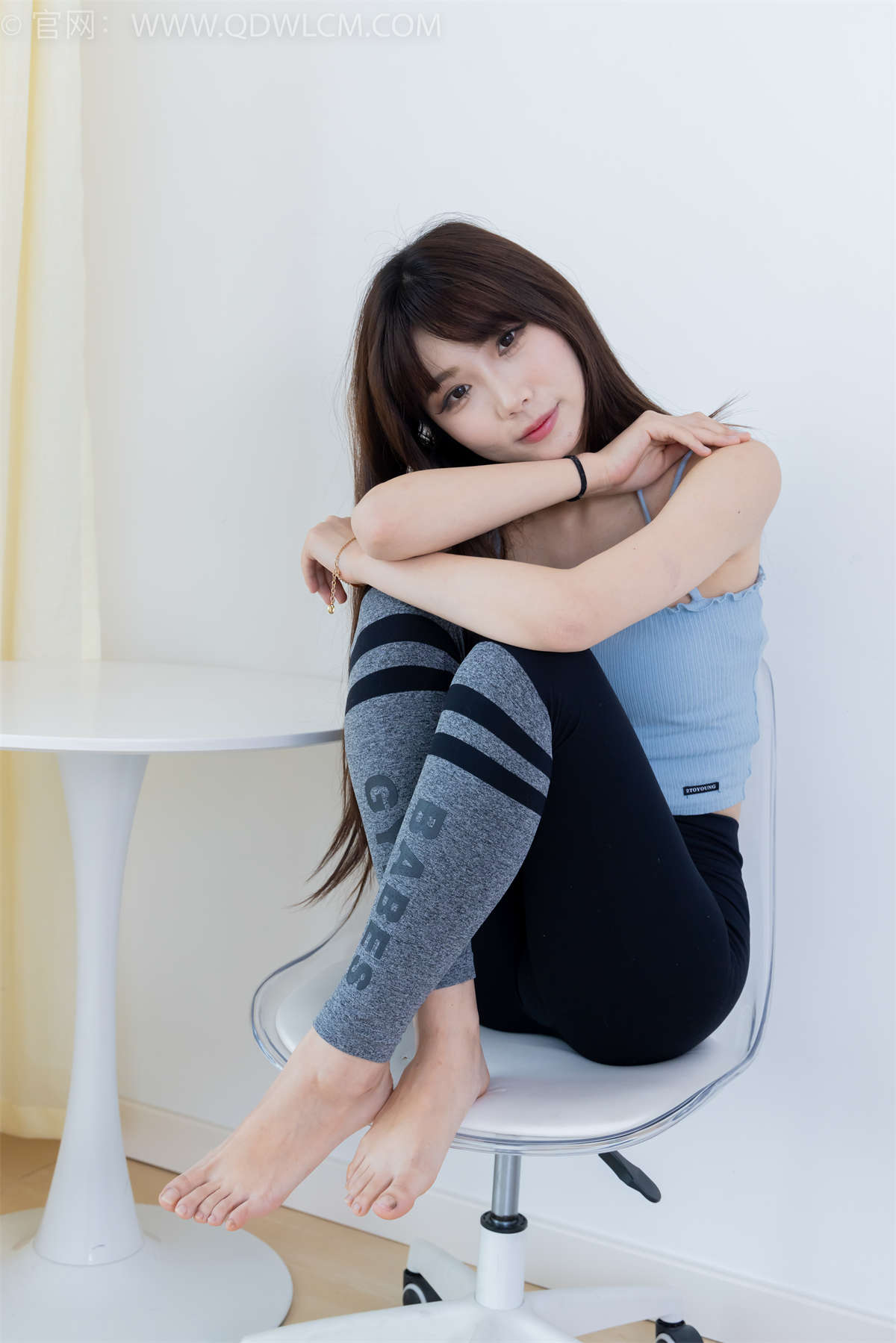 物恋传媒 NO.2283 泡泡-高跟长靴、卡通白棉袜、裸足-日更街拍