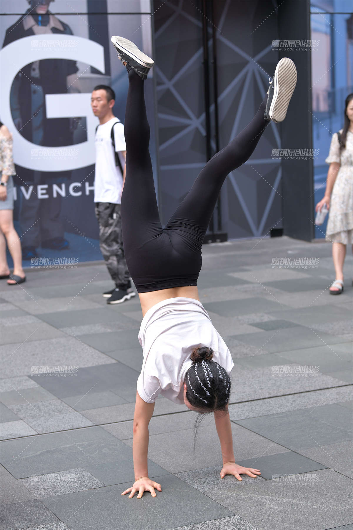 图片[2]-【视觉冲击赛贴】瑜伽~无处不在，街头de焦点-日更街拍