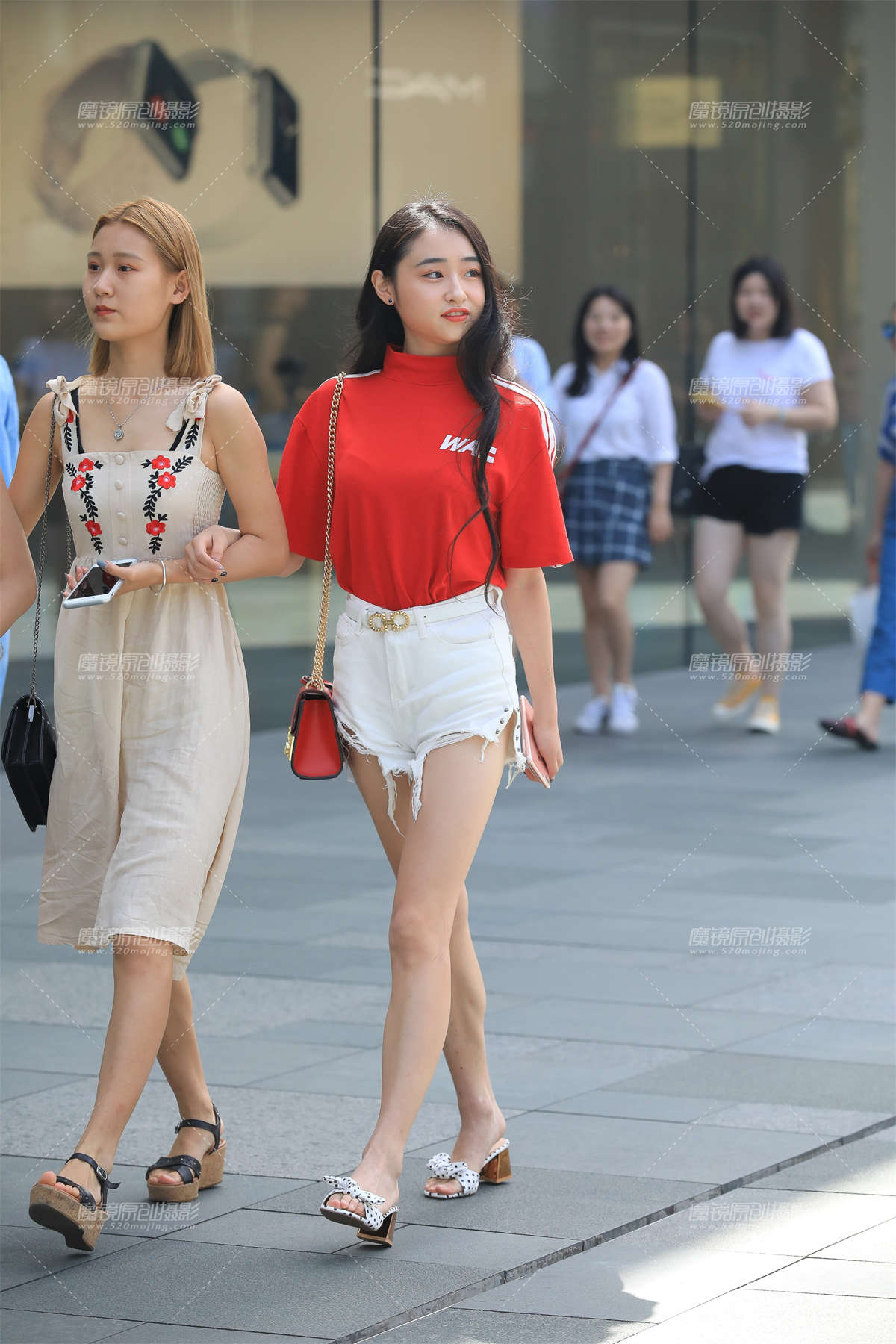 热裤长腿美眉-日更街拍