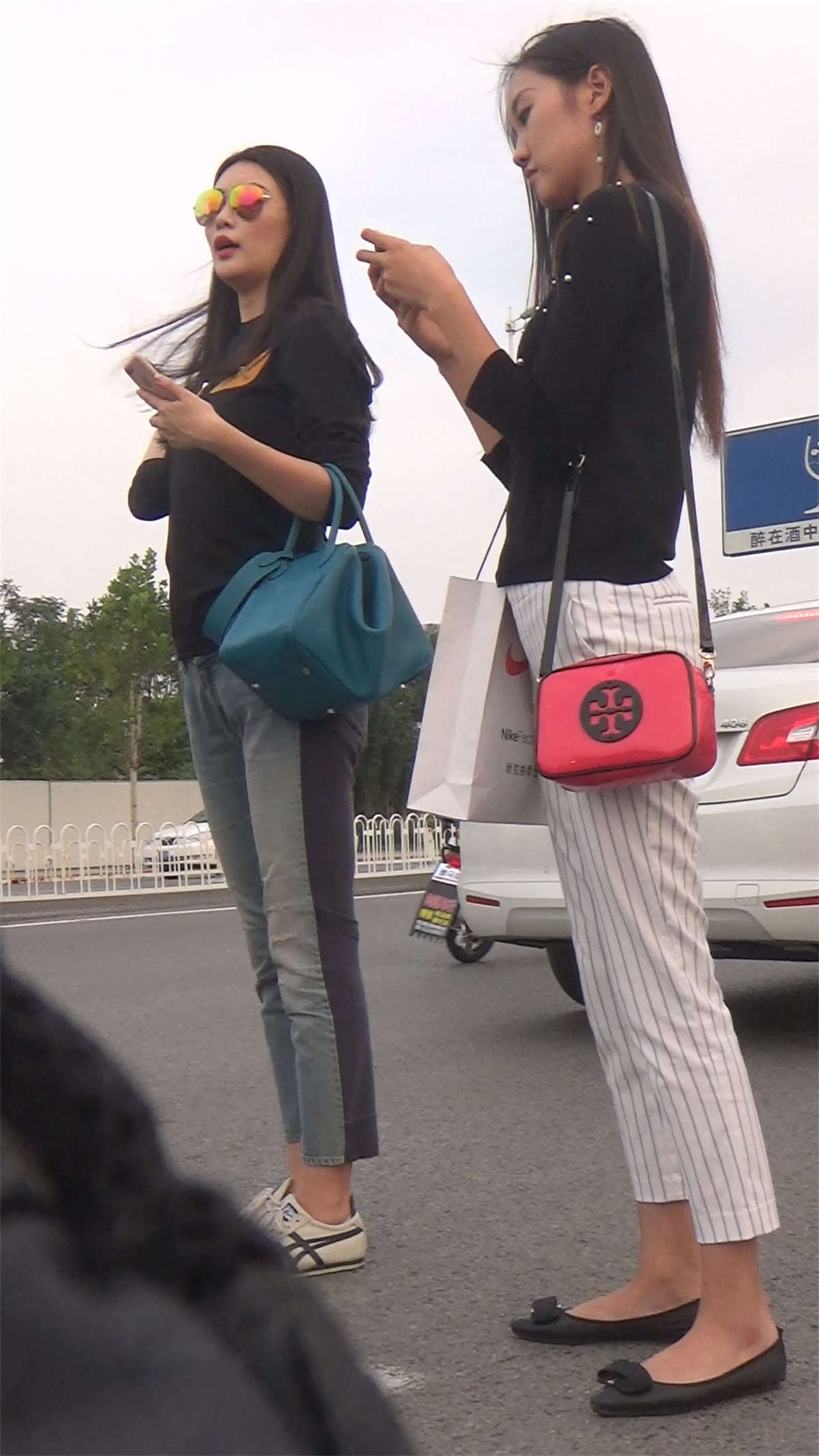 女神的司机来接人-日更街拍