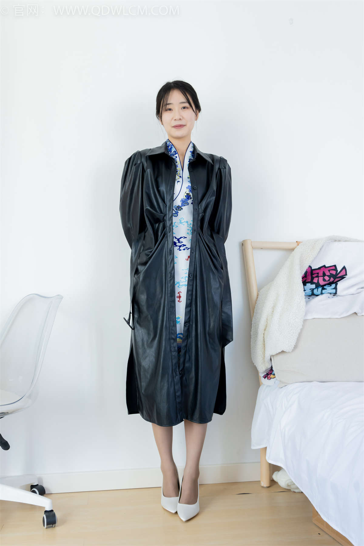 图片[2]-物恋传媒 NO.2284 菜菜-高跟鞋、薄灰丝（脚尖加固款）、盖被子睡觉剧情-日更街拍